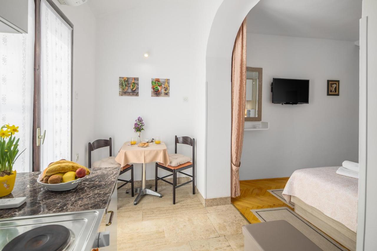 Apartments Villa Katana Porec Esterno foto